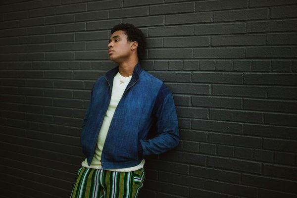 Stylisez vos tenues : Harmonisez jupes crayon et chemisiers pour un look décontracté et chic !